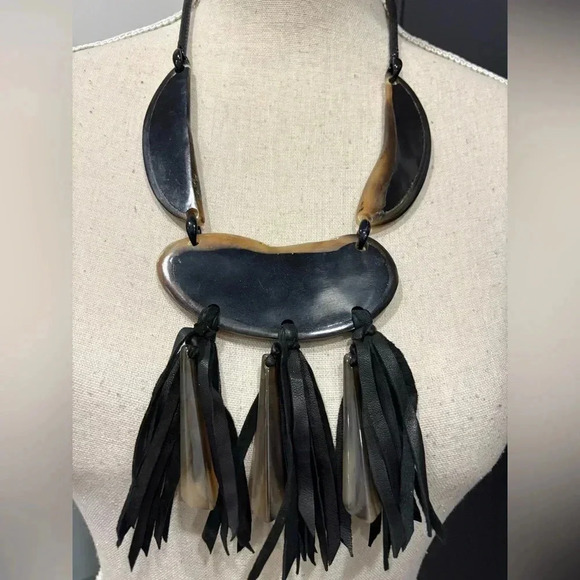 Tribal-inspired necklace made of buffalo horn and leather tassels - Picture 3 of 7